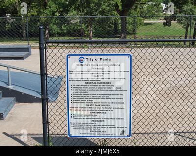 Blick auf den Wallace Park Skatepark in Paola Kansas. Regeln des Engagements für diesen lustigen kleinen Kurs mit blauen Metallrampen. Stockfoto