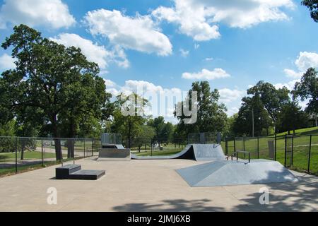 Blick auf den Wallace Park Skatepark in Paola Kansas. Auf den Miami County Fairgrounds befindet sich dieser lustige kleine Platz mit blauen Metallrampen. Stockfoto