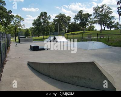 Blick auf den Wallace Park Skatepark in Paola Kansas. Auf den Miami County Fairgrounds befindet sich dieser lustige kleine Platz mit blauen Metallrampen. Stockfoto