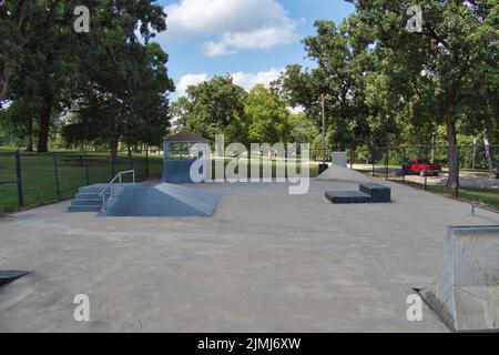 Blick auf den Wallace Park Skatepark in Paola Kansas. Auf den Miami County Fairgrounds befindet sich dieser lustige kleine Platz mit blauen Metallrampen. Stockfoto