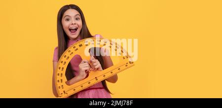 Überrascht Kind studieren Mathematik in der Schule halten Winkelmesser Lineal, Mathematik. Horizontales isoliertes Plakat der Schülerin. Banner-Kopfzeile Hochformat von Stockfoto
