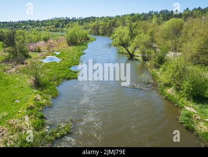 Atemberaubende Aussicht auf den Zbruch Fluss, Ternopil und Khmelnyzky Regionen Grenze, Ukraine. Stockfoto