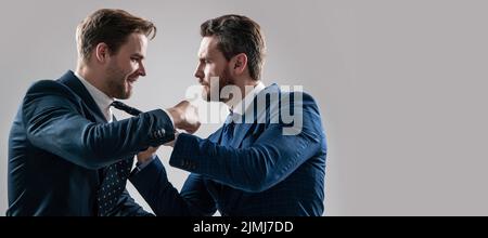 Mann Gesicht Porträt, Banner mit Kopieplatz. Widerwillige Männer Kollegen streiten und kämpfen aggressiv und wütend während Konflikt, Patt. Stockfoto