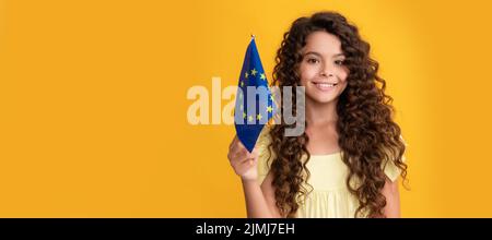 Glückliches jugendliches Mädchen hält die flagge der europäischen Union, Bildung im Ausland. Horizontales Poster mit isoliertem Kindergesicht, Banner-Header, Kopierbereich. Stockfoto