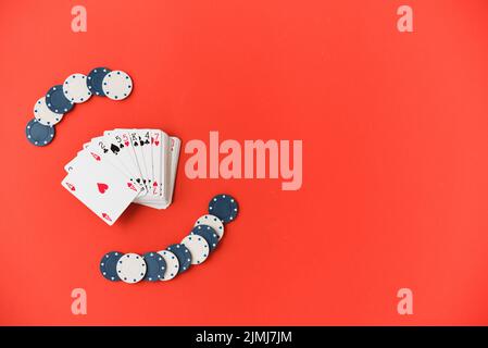 Draufsicht Spielkarten mit Pokerchips Stockfoto