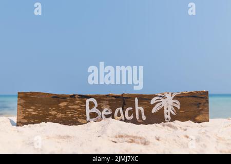 Holzschild mit Schriftzug am Strand Stockfoto