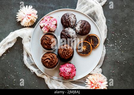 Flat Lay Delicious Cupcakes Konzept Stockfoto