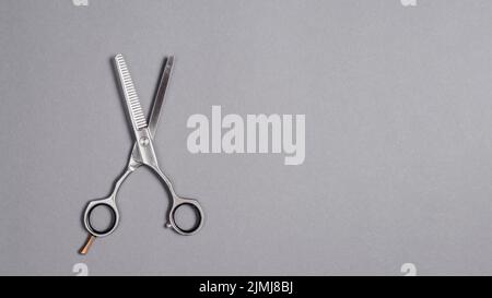 High-Angle-Ansicht Schere grauen Hintergrund Stockfoto