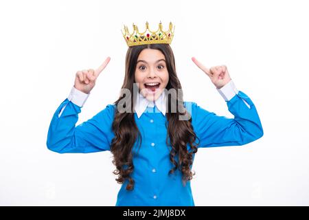 Aufgeregtes Gesicht. Mädchenparty, lustiges Kind in Krone. Kinderkönigin trägt Diadem Tiara. Niedliche kleine Prinzessin Porträt. Staunend Ausdruck, fröhlich und froh. Stockfoto