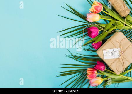 Muttertag Geschenk-Box mit exotischen Blumen Stockfoto