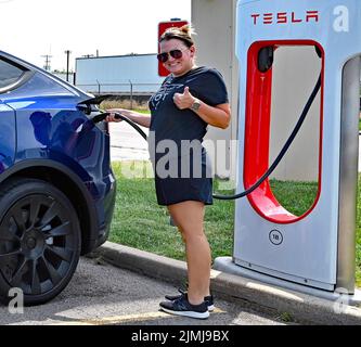 EMPORIA, KANSAS - 6. AUGUST 2022 Kacey aus Oklahoma City stopft an der Supercharger-Station in Emporia für das erste ihr brandneues in Austin, Texas, gebautes Tesla-Doppelmotor-Modell mit erweiterter Reichweite Y, das sie heute Morgen im Tesla-Showroom in Kansas City abgeliefert hat, Missouri. Kacey sagte, dass sie vier Monate auf ihr Auto gewartet habe, das sie liebt und das die zweite in ihrer Familie sein wird, da ihr Mann bereits eines hat. Stockfoto