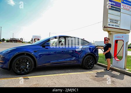 EMPORIA, KANSAS - 6. AUGUST 2022 Kacey aus Oklahoma City stopft an der Supercharger-Station in Emporia für das erste ihr brandneues in Austin, Texas, gebautes Tesla-Doppelmotor-Modell mit erweiterter Reichweite Y, das sie heute Morgen im Tesla-Showroom in Kansas City abgeliefert hat, Missouri. Kacey sagte, dass sie vier Monate auf ihr Auto gewartet habe, das sie liebt und das die zweite in ihrer Familie sein wird, da ihr Mann bereits eines hat. Stockfoto