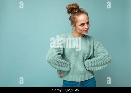 Portrait Foto von jungen schön attraktiv ziemlich positiv fragen blonde Frau mit aufrichtigen Emotionen tragen trendy blauen Pullover iso Stockfoto