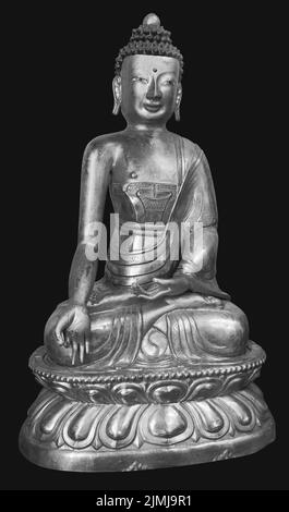 Wunderschön leuchtender klassischer Buddha Shakyamuni. Siddhartha Gautama. Goldene Statue mit offenen Augen isoliert auf dem schwarzen Hintergrund Stockfoto