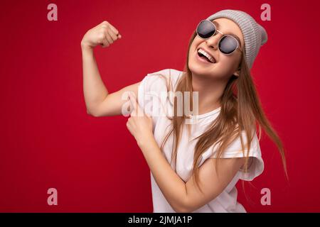 Portrait Foto von jungen emotionalen positiv glücklich schöne attraktive dunkle blonde Frau mit aufrichtigen Emotionen tragen Casual Whi Stockfoto
