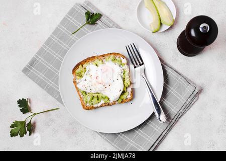 Ei mit Avocado-Toastplatte Stockfoto