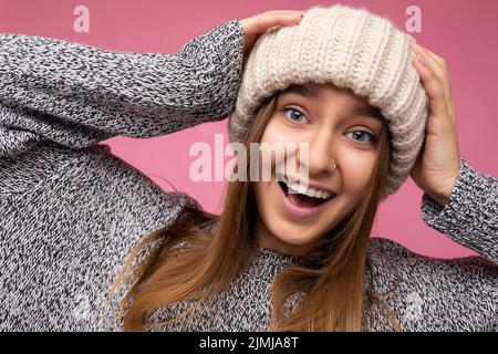 Nahaufnahme Foto-Porträt von schönen attraktiven ziemlich positiv glücklich erstaunlich lustig fröhlich junge blonde Frau tragen Casual grau Stockfoto