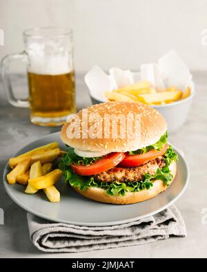 High-Angle-Close-Up-Burger mit Pommes-Frites-Platte Stockfoto
