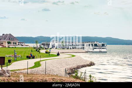 Der Weg führt vom Anlegesteg an der Donau zur Festung Golubac. Dies ist sehr viel gereist, da es ein guter Sightseeing- und Rastplatz für den Besucher ist. Stockfoto