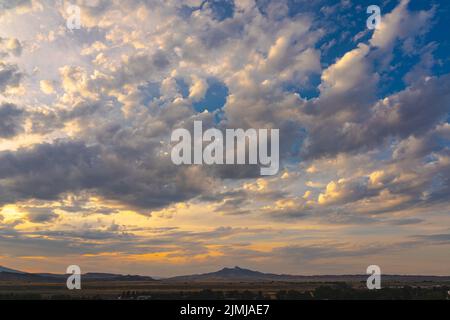 Heart Mountain über die Ebenen vom großen Himmel aus gesehen Cody, Wyoming, USA. Schöne bunte Wolken zeigen den Berg bei Sonnenuntergang im Sommer. Stockfoto