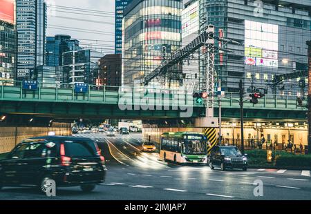 Stadt düsterer Tag mit Ampel Stockfoto