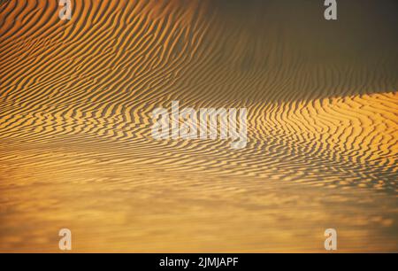 Textur von Wellen in einer Sanddüne Stockfoto