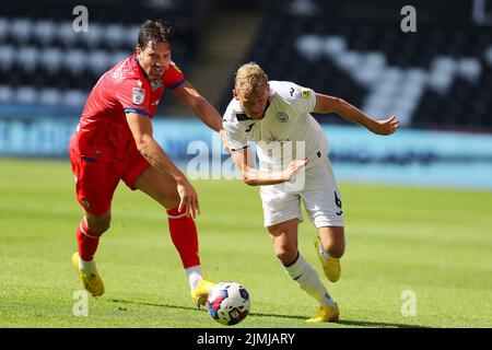 Swansea, Großbritannien. 06. August 2022. Harry Darling von Swansea City in Aktion (r). EFL Skybet Championship match, Swansea City gegen Blackburn Rovers im Swansea.com Stadium in Swansea, Wales am Samstag, 6.. August 2022. Dieses Bild darf nur für redaktionelle Zwecke verwendet werden. Nur zur redaktionellen Verwendung, Lizenz für kommerzielle Nutzung erforderlich. Keine Verwendung in Wetten, Spiele oder einem einzigen Club / Liga / Spieler Publikationen. PIC von Andrew Orchard / Andrew Orchard Sport Fotografie / Alamy Live News Kredit: Andrew Orchard Sport Fotografie / Alamy Live News Stockfoto