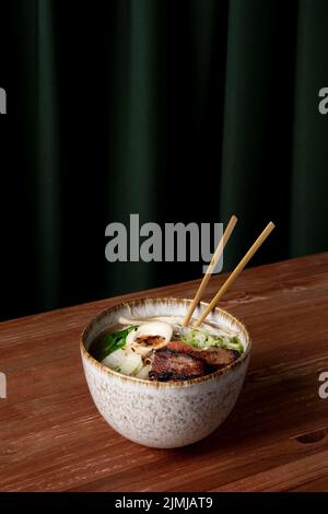 Köstliche Ramen-Schüssel mit hohem Winkel Stockfoto