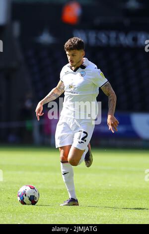 Swansea, Großbritannien. 06. August 2022. Jamie Pherson von Swansea City in Aktion. EFL Skybet Championship match, Swansea City gegen Blackburn Rovers im Swansea.com Stadium in Swansea, Wales am Samstag, 6.. August 2022. Dieses Bild darf nur für redaktionelle Zwecke verwendet werden. Nur zur redaktionellen Verwendung, Lizenz für kommerzielle Nutzung erforderlich. Keine Verwendung in Wetten, Spiele oder einem einzigen Club / Liga / Spieler Publikationen. PIC von Andrew Orchard / Andrew Orchard Sport Fotografie / Alamy Live News Kredit: Andrew Orchard Sport Fotografie / Alamy Live News Stockfoto