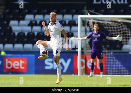 Swansea, Großbritannien. 06. August 2022. Harry Darling von Swansea City in Aktion. EFL Skybet Championship match, Swansea City gegen Blackburn Rovers im Swansea.com Stadium in Swansea, Wales am Samstag, 6.. August 2022. Dieses Bild darf nur für redaktionelle Zwecke verwendet werden. Nur zur redaktionellen Verwendung, Lizenz für kommerzielle Nutzung erforderlich. Keine Verwendung in Wetten, Spiele oder einem einzigen Club / Liga / Spieler Publikationen. PIC von Andrew Orchard / Andrew Orchard Sport Fotografie / Alamy Live News Kredit: Andrew Orchard Sport Fotografie / Alamy Live News Stockfoto