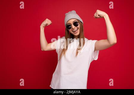 Portrait Foto von jungen emotionalen positiv glücklich schöne attraktive dunkle blonde Frau mit aufrichtigen Emotionen tragen Casual Whi Stockfoto