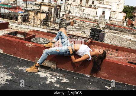 Frau auf dem Dach eines alten Gebäudes in Havanna Stockfoto