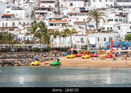 PUERTO DE MOGAN, GRAN CANARIA, KANARISCHE INSELN - MÄRZ 7 : Blick auf den Strand von Puerto de Mogan Gran Canaria am 7. März 2022. Un Stockfoto