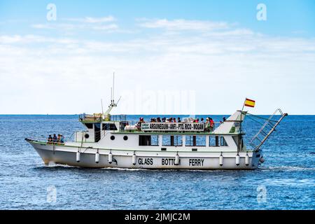 PUERTO DE MOGAN, GRAN CANARIA, KANARISCHE INSELN, SPANIEN - MÄRZ 7 : Glasbodenfähre vor Puerto de Mogan Gran Canaria am 7. März, Stockfoto