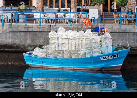 PUERTO DE MOGAN, GRAN CANARIA, KANARISCHE INSELN - MÄRZ 7 : Fischerboot im Hafen von Puerto de Mogan Gran Canaria am 7. März Stockfoto