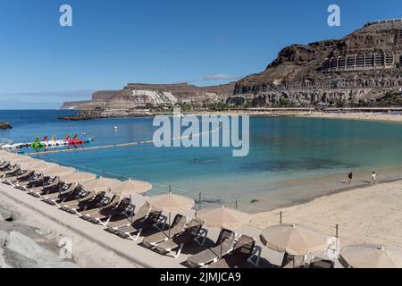 AMADORES, GRAN CANARIA, KANARISCHE INSELN, SPANIEN - MÄRZ 6 : Blick auf den Strand von Amadores, Gran Canaria am 6. März 2022. Zwei unid Stockfoto