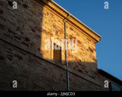Steinmauer bei Sonnenuntergang. Konzept einer nachhaltigen Architektur Stockfoto