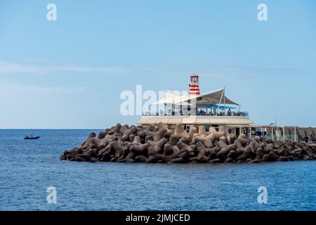 PUERTO DE MOGAN, GRAN CANARIA, KANARISCHE INSELN, SPANIEN - MÄRZ 7 : Restaurant im Hafen von Puerto de Mogan Gran Canaria auf Ma Stockfoto