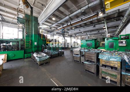 Foto der modernen automatischen Automobilwerkstatt. Das Innere eines großen Industriegebäudes der Fabrik mit Stahl con Stockfoto