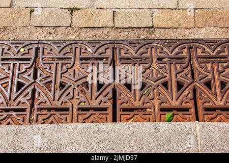 Nahaufnahme-Eisenrost-Entwässerungssystem zur Ableitung von Regenwasser in der Slowakei. Stockfoto