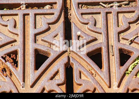 Nahaufnahme-Eisenrost-Entwässerungssystem zur Ableitung von Regenwasser in der Slowakei. Stockfoto