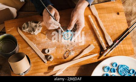 Mann mit hohem Winkel, der Kunststücke geschnitzt hat Stockfoto