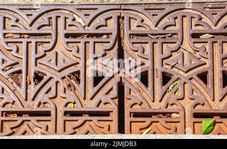 Nahaufnahme-Eisenrost-Entwässerungssystem zur Ableitung von Regenwasser in der Slowakei. Stockfoto