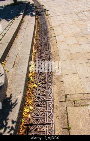 Nahaufnahme-Eisenrost-Entwässerungssystem zur Ableitung von Regenwasser in der Slowakei. Stockfoto
