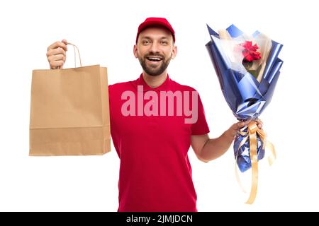 Lieferkurier in roter Uniform mit einer Bastelpapiertasche und einem Blumenstrauß Stockfoto