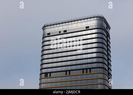 Bürogebäude aus Glas gegen den Himmel, Geschäftskonzept Stockfoto