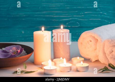 Spa Wellness-Umgebung mit Meersalz beleuchteten Kerzen Stockfoto