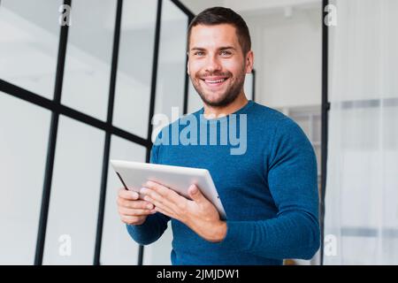 Low-Angle Smilet Mann mit Tablet Stockfoto