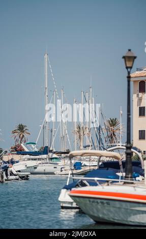 Segelboote in Alboraya Beach, Valencia, Spanien Stockfoto