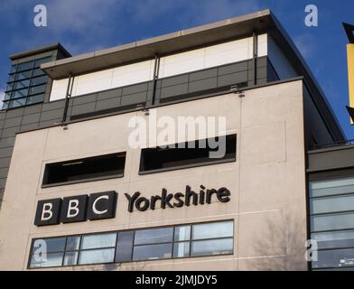 Schild und Logo an der Vorderseite des BBC yorkshire-Gebäudes auf dem St. peters-Platz in leeds Stockfoto